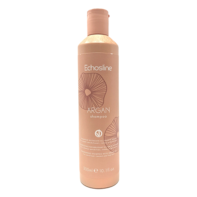 Echosline Argan šampon nježno čisti kosu, ostavljajući je sjajnom, laganom i svilenkastom. Ima zaštitno i antioksidativno djelovanje, pogodno za sve tipove kose. Učinkovito za osjetljivu, tretiranu, bez sjaja i devitaliziranu kosu. Nanesite na mokru kosu, nježno masirajte i isperite. Kosa vrlo često, zbog unutarnjih ili vanjskih čimbenika, može biti bez sjaja, devitalizirana i puno osjetljivija, u tim slučajevima im je potreban hranjivi tretman koji dubinski restrukturira i hidratizira kosu. Šampon s arganom nježno čisti kosu ostavljajući je sjajnom, laganom i svilenkastom. Rezultat će biti svjetlija, iznimno nahranjena i neotegnuta kosa. Inovativna formula, zahvaljujući sadržanim aktivnim sastojcima, restrukturira, hrani i dubinski hidratizira kosu, a također ima zaštitno i antioksidativno djelovanje. Arganovo ulje štiti, posvjetljuje, hrani i jača kosu. Bogat vitaminom E, snažnim prirodnim antioksidansom, djeluje kao barijera protiv starenja, braneći kosu od slobodnih radikala. Proteini svile učinkoviti zbog svojih njegujućih i restrukturirajućih svojstava, daju tijelo i snagu bez težine, donose sjaj i iznenađujuće teksture. Laneno sjeme poznato po svojim čarobnim svojstvima zaglađivanja čini kosu mekom, svilenkastom i prekrasno sjajnom. pH 5,5-6,0