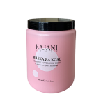 Kajani maska je maska za suvu i oštećenu kosu sa arganovim uljem i keratinom. Dubinski hrani kosu, hidratizira i raščešljava. Čini kosu vitalnom, lakom za raščešljavanje, sjajnom, svilenkastom i elastičnom. Kosa vrlo često, zbog unutrašnjih ili vanjskih faktora, može biti bez sjaja, devitalizirana i puno osjetljivija, u tim slučajevima je potreban hranljivi tretman koji dubinski restrukturiše i hidratizira kosu. Ova maska s arganovim uljem iz najnovije linije Kajani style zasitit će vašu kosu ljekovitim tvarima, vitaminima i vlagom u samo nekoliko minuta, a takođe će učiniti vlasi mekšima i elastičnijima. Kosi će biti pružena pouzdana zaštita i izgledat će njegovano i zdravo. Arganovo ulje štiti, posvjetljuje, hrani i jača kosu. Bogat vitaminom E, snažnim prirodnim antioksidansom, djeluje kao barijera protiv starenja, braneći kosu od slobodnih radikala. Keratin pruža izvrsnu sposobnost obnavljanja oštećene kose, unosi biljne proteine još dublje u strukturu kose. Izravni doprinos keratina kosi omogućava istinski učinak rekonstrukcije. Prednosti: Obnova opšteg stanja zdravlja kose (hranljivi i zaštitni učinak); Ponovno otkrivanje prirodne snage i vitalnosti (jačajuće i regenerišuće djelovanje); Potiče sjaj beživotne kose (efekt posvjetljivanja); Čini kosu mekom i elastičnom, zaglađuje je i ostavlja svilenkasto mekom; Disciplinira gustu i neposlušnu kosu; Olakšava oblikovanje kose; Nanesite na mokru kosu, ostavite da djeluje 5 minuta i isperite.